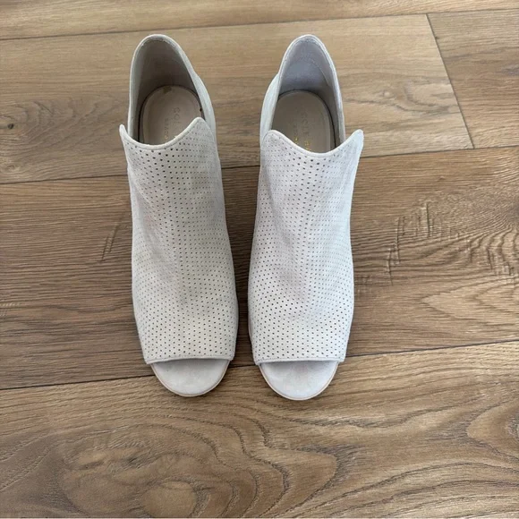 Cole Haan Suede Open‎ Toe Booties Beige Stacked Heel Perforated Women’s - Picture 2 of 7